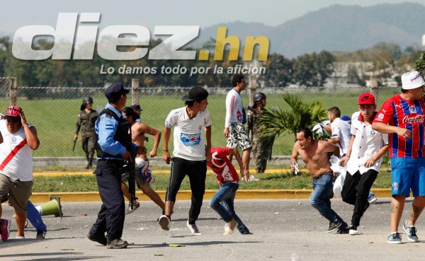 Imágenes: Piedras, armas y violencia en la pelea de barras previo al Real España-Olimpia