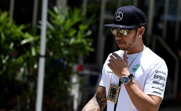 Hamilton se rie de las quejas de escudería rival