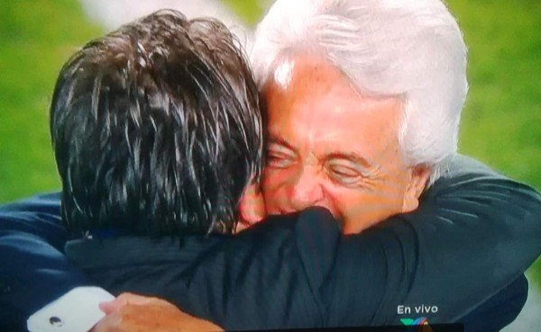 VIDEO: Justino Compeán le quita la medalla a Miguel Herrera
