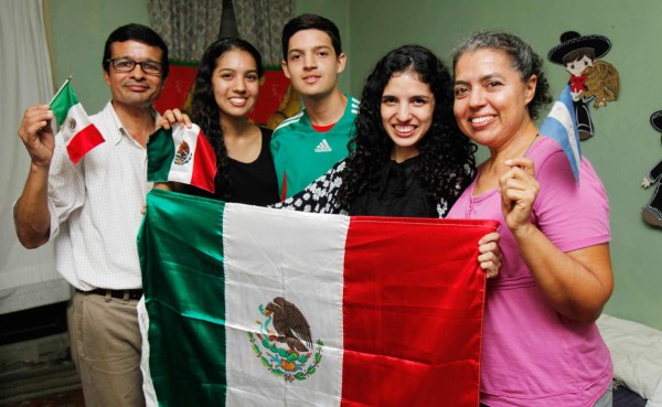 Familia mexicana radicada en San Pedro Sula ya respira el duelo contra Honduras