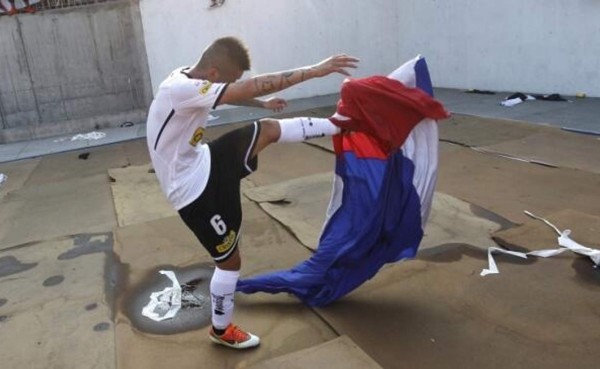 Jugador del Colo Colo a la cárcel por pisotear bandera del máximo rival