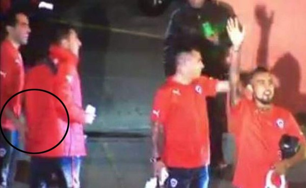 VIDEO: Claudio Bravo se cobra la 'venganza' de Cavani con Jara