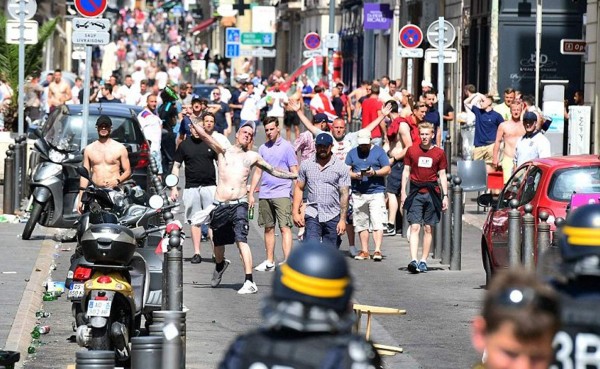 UEFA amenaza a Inglaterra y Rusia con descalificación de Eurocopa por culpa de aficionados