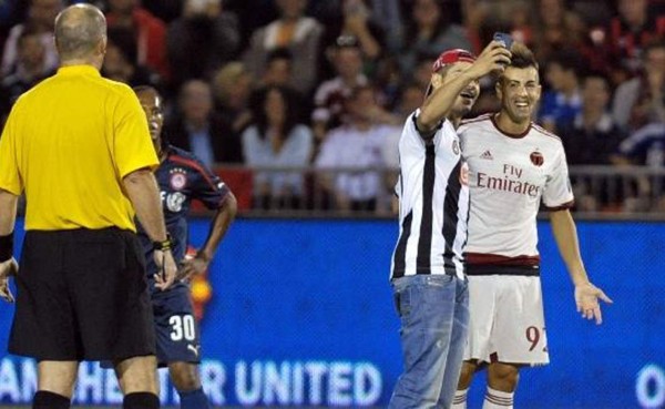 VIDEO: Aficionado entra al campo y se toma selfie con El Shaarawy