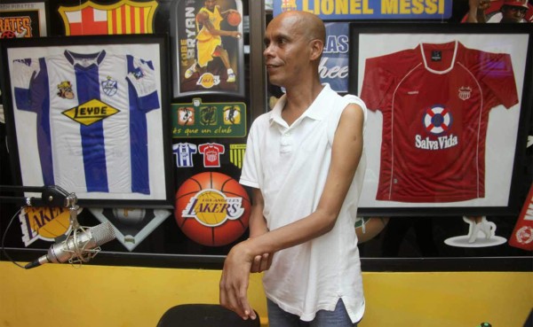 Enrique Reneau busca curarse con medicina natural