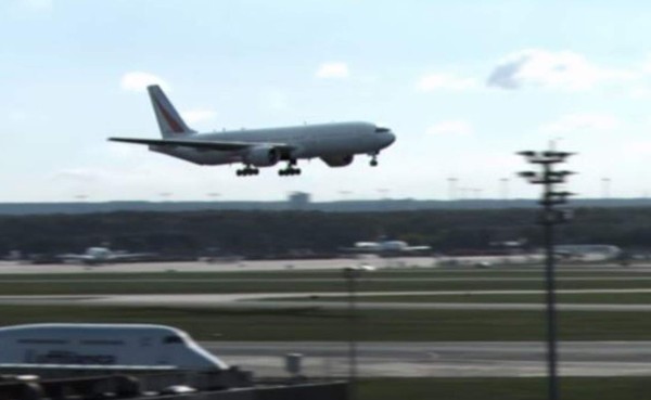 VIDEO: El aterrizaje de un Boeing 777 que causa furor en redes sociales