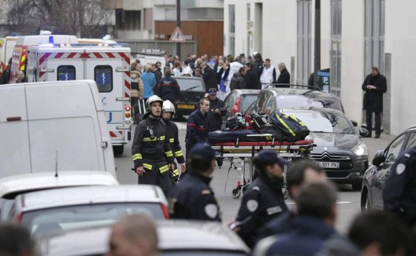 Francia: 12 muertos en un atentado a la revista satírica Charlie Hebdo