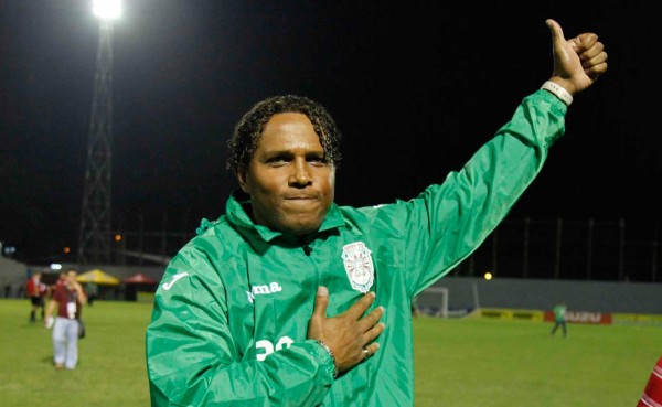 Carlos Pavón fue ovacionado por la afición del Real España