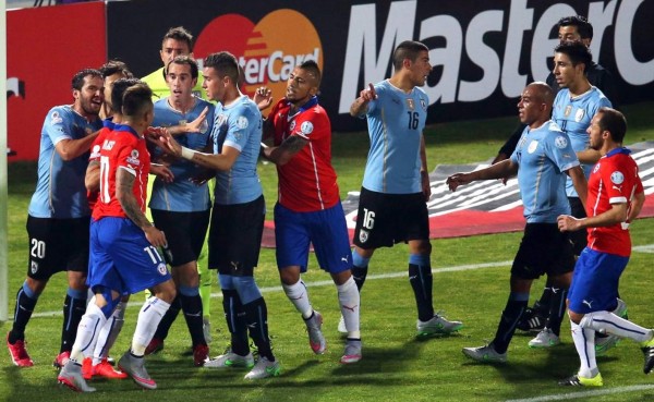 Uruguay, sorprendida por sanción de FIFA por cantos homófobos contra Chile