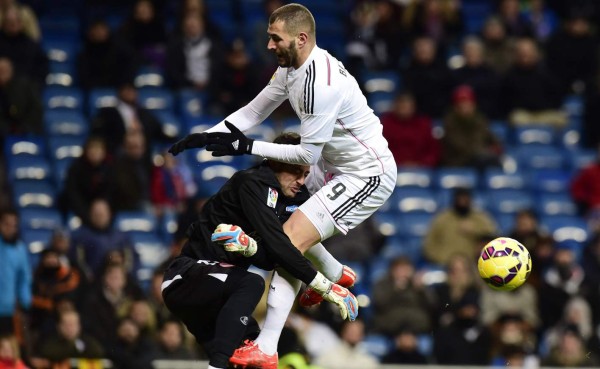 VIDEO: Portero del Sevilla se va lesionado tras duro choque con Benzema