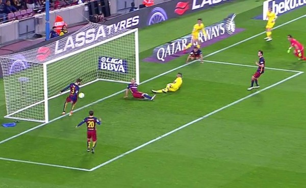 Jugadores del Sporting Gijón reclamaron penal por mano de Piqué