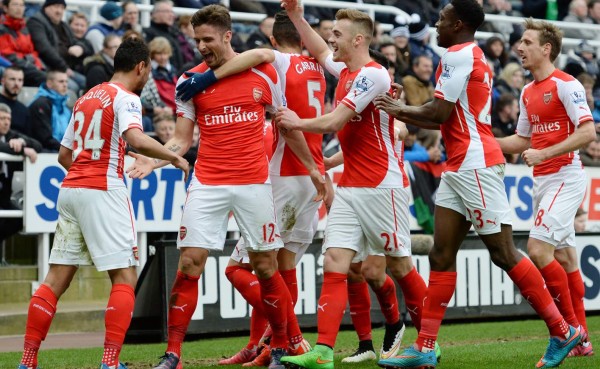 Arsenal derrota a Newcastle y amenaza a Manchester City