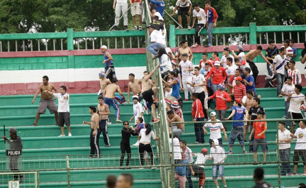 VIDEO: Policía evacúa Barra del Olimpia del Yankel Rosenthal por incidentes