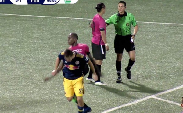 VIDEO: Criminal patada de Romero Parkes en la USL por la espalda y es despedido&nbsp;&nbsp;