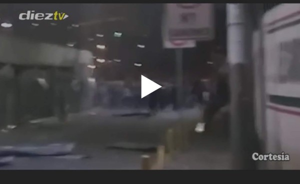 VIDEO: Pelea brutal entre las barras de Motagua y Olimpia