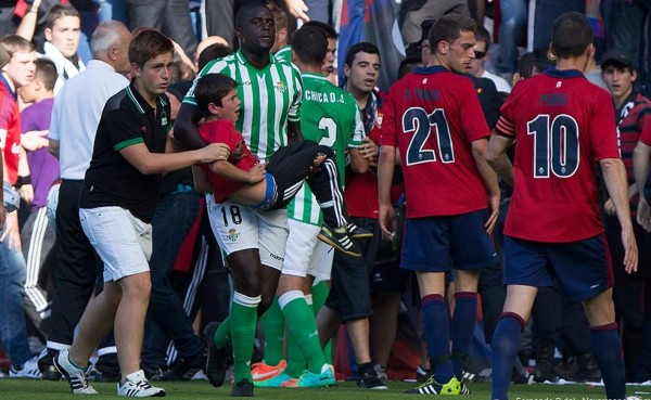 Niño agradece a jugador del Betis que lo salvó de avalancha