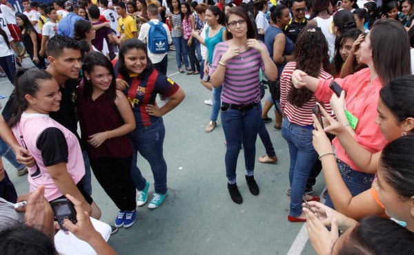 Jugadores del Real España desatan locura de estudiantes