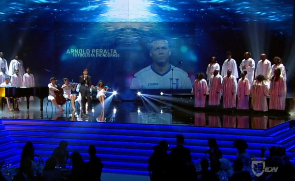 VIDEO: El emotivo homenaje de Premios Univisión a Arnold Peralta