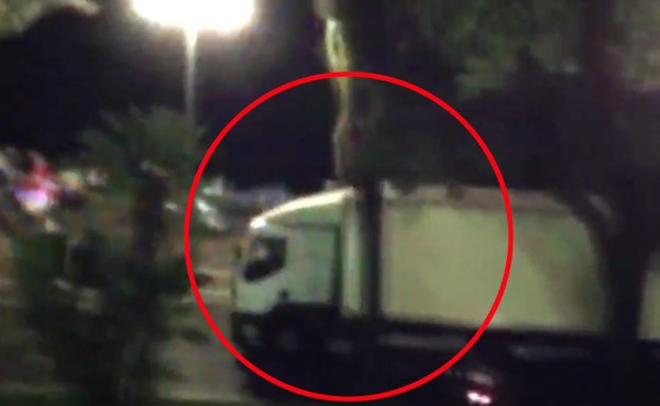 Atentado en Francia: Momento exacto en que camión embiste a personas en Niza, Francia