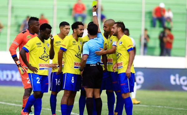 Árbitro asistente salva a Olimpia de otra dolorosa derrota