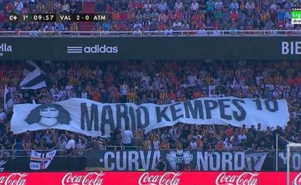El Valencia le hizo un homenaje a Mario Kempes tras su operación
