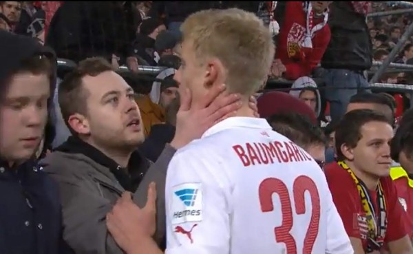 VIDEO: Aficionados consuelan a defensa que se equivocó en gol rival