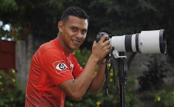 El jugador salvadoreño que combina el fútbol con su sueño de ser periodista