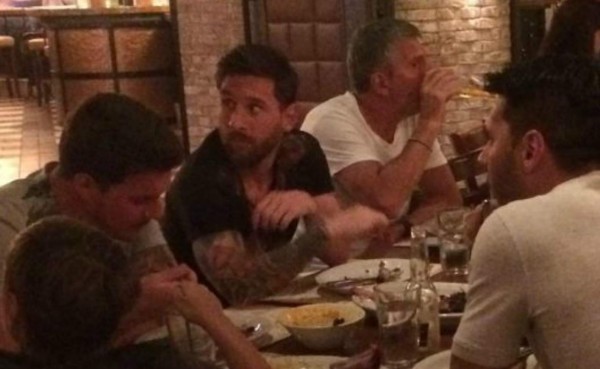 Captan a Lionel Messi en un casino y con un cigarro en la mano
