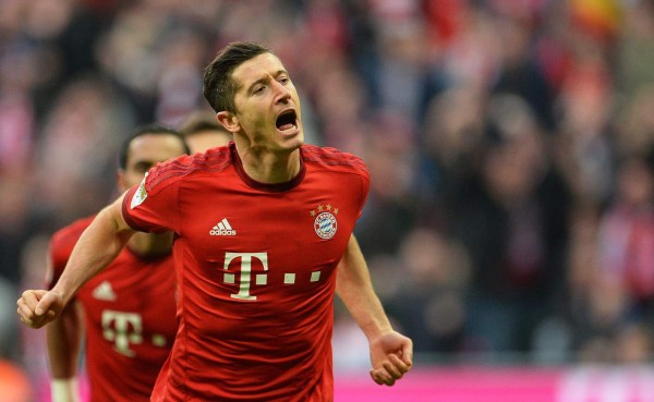 El Bayern golea al Schalke con doblete de Lewandowski y un gol de Vidal