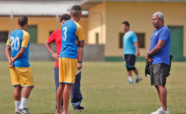 Héctor Castellón ya mete mano en el Honduras Progreso