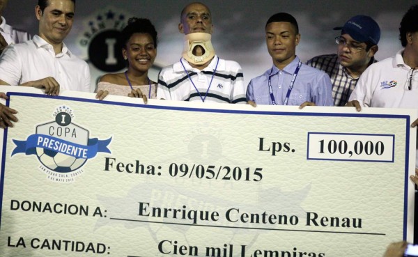 'Quique' Centeno Reneau recibe donación de 100 mil lempiras