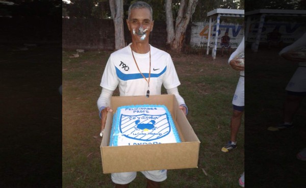 Jugadores del Victoria sorprenden a Horacio Londoño en su cumpleaños 60