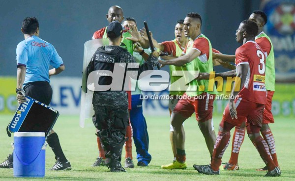 VIDEO: Patadas y toletazos al final del Real España-Real Sociedad