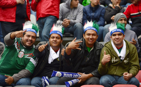 Ambiente en el Estadio Azteca -Mexico vs Nueva Zelandia .