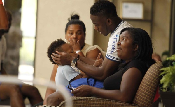 Maynor Figueroa recibe a sus hijos Keyvan y Keyrol