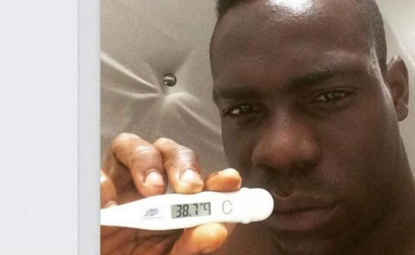 Balotelli demuestra que está enfermo con termómetro en mano
