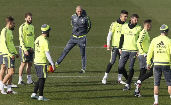 Entrenamiento del Real Madrid entre niebla sin Cristiano ni Pepe