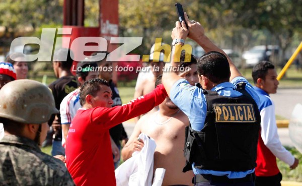 Imágenes: Piedras, armas y violencia en la pelea de barras previo al Real España-Olimpia
