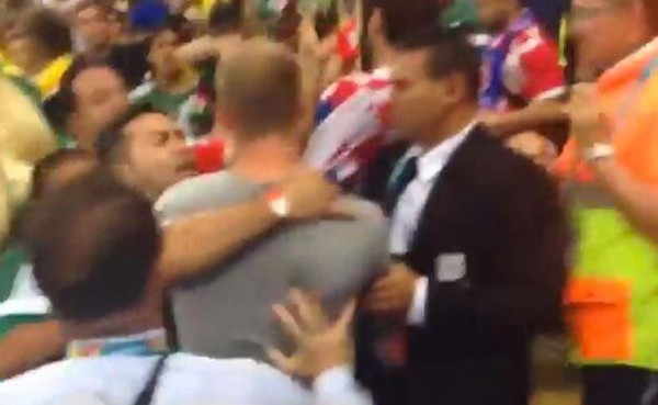 VIDEO: La pelea entre aficionados de Croacia y México