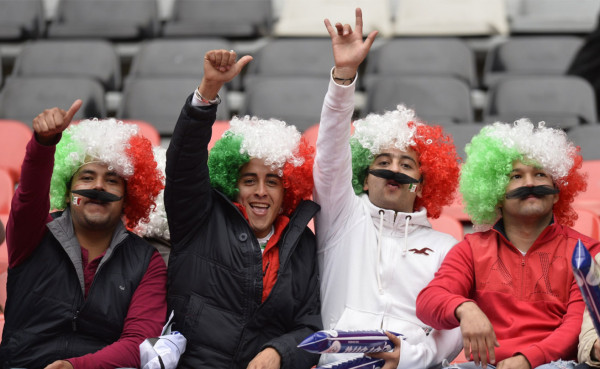 Ambiente en el Estadio Azteca -Mexico vs Nueva Zelandia .