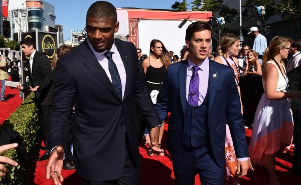 Michael Sam recibe premio de ESPN por 'servir de inspiración'
