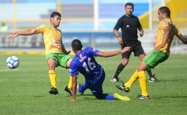 Santa Tecla vence a Marte y sigue tras el liderato en fútbol salvadoreño