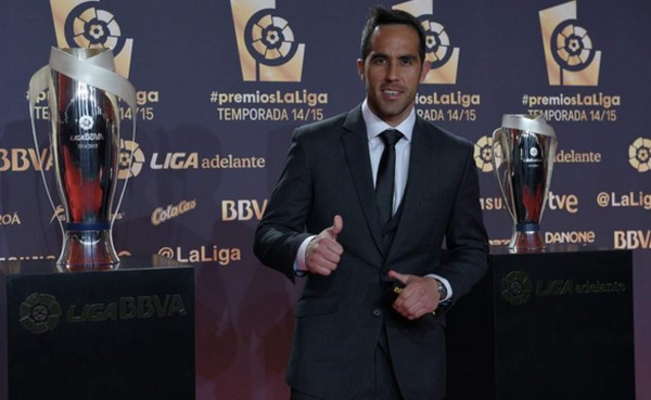 La molestia de Claudio Bravo tras recibir premio en España