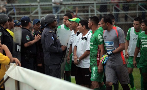 VIDEO: Expulsan a Júnior Morales ¡por darle nalgadas a Henry Martínez!