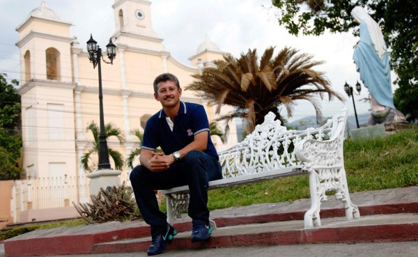 Mauro Reyes, respaldado por una familia españolista