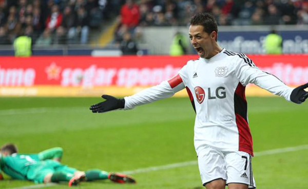 Chicharito Hernández no para de anotar y hace doblete con el Leverkusen