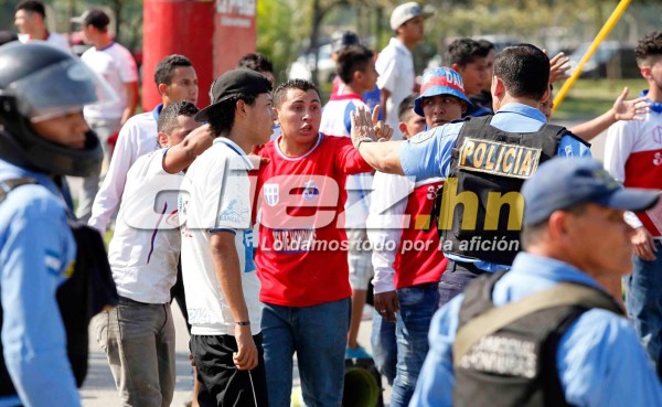 Imágenes: Piedras, armas y violencia en la pelea de barras previo al Real España-Olimpia