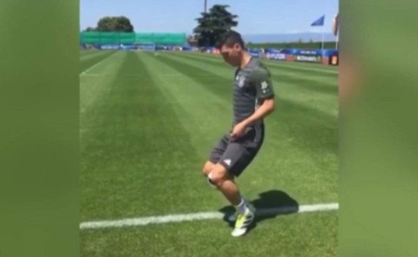 VIDEO: Özil se luce con serie de maniobras de impresionante calidad