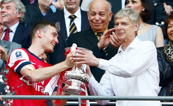 Wenger admite que el Arsenal ha recibido ofertas por Vermaelen