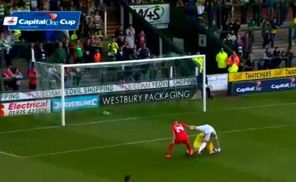 VIDEO: Confusión causa cómico gol en la Copa de Liga inglesa